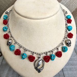 Stealie necklace without skulls and roses